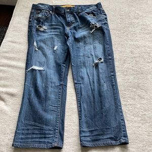 Distressed denim dark blue Capri jeans